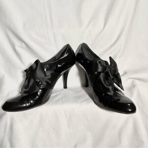 Stuart Weitzman Black Patent Leather Grosgrain Bouffant Bow Pump Heel Shoe